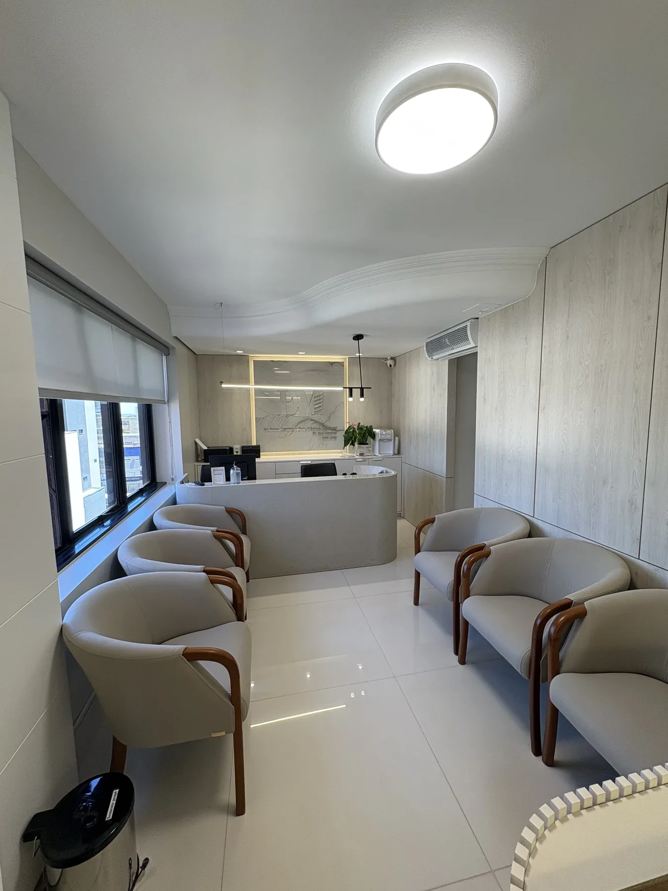 Retrato profissional de Dr. Enor Massoni, dentista em Cascavel e especialista em Cirurgia e Traumatologia Buco-Maxilo-Facial. CRO-PR 4982